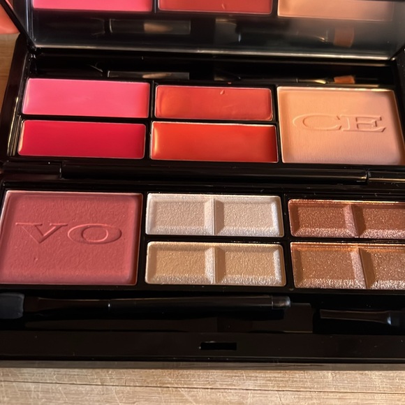 Voce makeup kit - eyeshadow, lipgloss, blush, powder - Picture 2 of 4